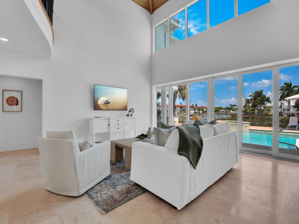 Very Short walk to the beach in the Moorings Naples area